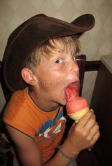 Saint Petersburg  USA  Junge mit Cowboyhut isst ein Eis