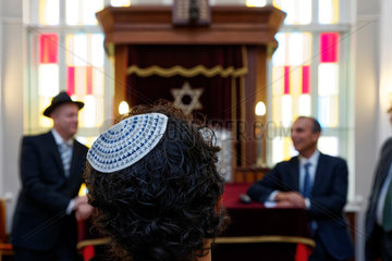 Berlin  Deutschland  Rabbiner und Besucher in der Synagoge Fraenkelufer