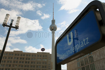 Berlin  Deutschland  der U-Bahnhof Alexanderplatz mit dem Fernsehturm im Hintergrund