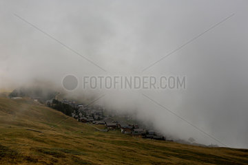 Riederalp  Schweiz  Blick ins Tal bei Nebel
