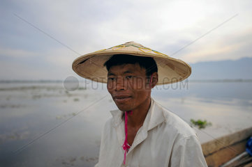 Nyaung Shwe  Myanmar  Portraet eines Fischers auf dem Inle-See
