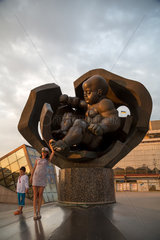 Odessa  Ukraine  Touristen machen Fotos an einer Skulptur am Hafen