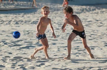 Santa Margherita di Pula  Italien  Jungen spielen Ball am Strand