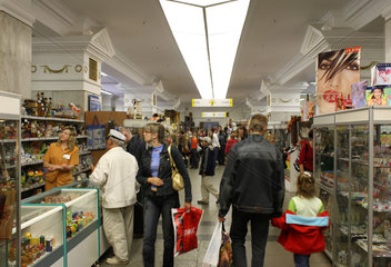 Minsk  Weissrussland  Kunden im Minsker Kaufhaus GUM