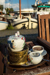 Leer  Deutschland  Kanne mit ostfriesischem Tee in einem Strassencafe