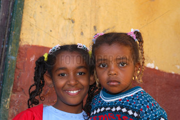 Assuan  Aegypten  Portraet von Kindern im nubischen Dorf