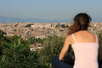 Rom  Italien  Frau geniesst die Aussicht vom Gianicolo-Huegel