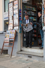 Tropea  Italien  Einheimische am Zeitungskiosk