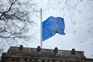 Berlin  Deutschland  Europaeische Fahne auf Halbmast am Bundestag