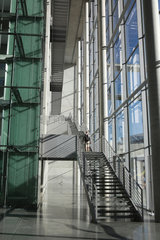Berlin  Deutschland  Mann geht eine Treppe im Paul-Loebe-Haus hoch