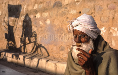 Haridwar  Indien  Mann raucht eine Zigarette waehrend der Kumbh Mela