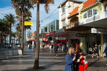 Sydney  Australien  Menschen auf der Einkaufsstrasse am Manly Corso