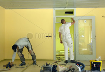 Berlin  Deutschland  Handwerker bei der Renovierung eines Innenraums