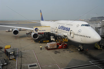 Hongkong  China  Jumbo der Lufthansa auf dem Flughafen Chek Lap Kok