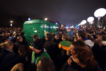 Berlin  Deutschland  Mannschaftswagen der Polizei faehrt durch eine Menschenmenge