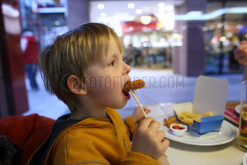 Frankfurt/Oder  Deutschland  Kind isst in einem Schnellrestaurant