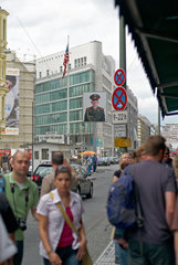 Berlin  Deutschland  Touristen am Checkpoint Charlie