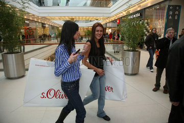 Posen  Polen  junge Frauen mit s.Oliver-Tueten im Einkaufszentrum GALERIA MALTA