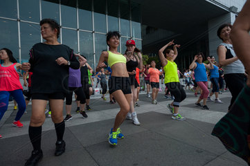 Singapur  Republik Singapur  Frauen bei einer oeffentlichen Tanzgymnastik
