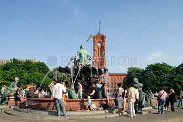 Berlin  Deutschland  Touristen bei einer Abkuehlung im Neptunbrunnen