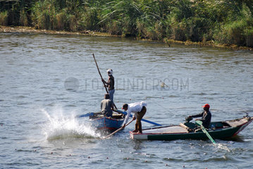 Esna  Aegypten  Fischer auf dem Nil