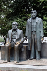 Berlin  Deutschland  Bronzefiguren von Karl Marx und Friedrich Engels