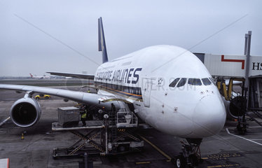London  Grossbritannien  Airbus A380 der Singapore Airlines auf dem Flughafen London Heathrow