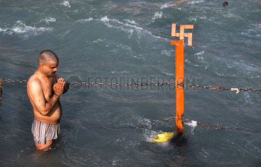 Haridwar  Indien  Gebet im heiligen Ganges waehrend der Kumbh Mela