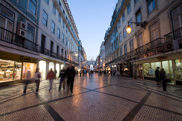 Lissabon  Portugal  Schaufensterbummeln in der Rua Augusta