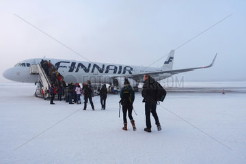 Kittilae  Finnland  Reisende steigen in einen A321 der Finnair ein