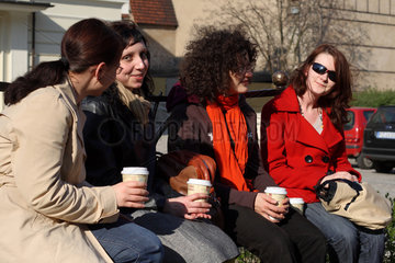Posen  Polen  staedtische Angestellte bei einem Kaffee nach der Arbeit