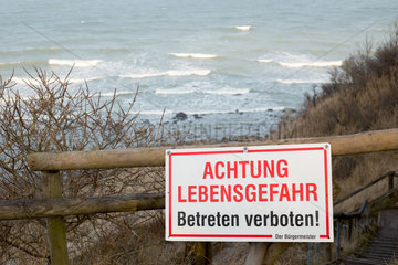 Breege  Deutschland  Warnschild an der Steilkueste vom Kap Arkona