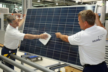 Berlin  Deutschland  Begutachtung eines Solarmodules bei Solon SE