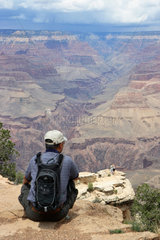 Flagstaff  USA  ein Tourist geniesst den Ausblick in den Grand Canyon