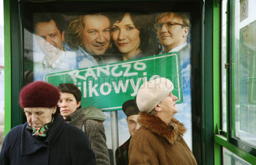 Posen  Polen  Menschen an einer Strassenbahnhaltestelle