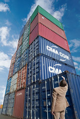 Hamburg  Deutschland  Mann schaut sich gestapelte Container an