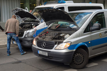 Berlin  Deutschland  Starthilfe bei Polizeifahrzeugen