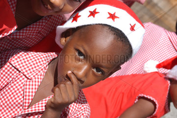 St. Georges  Grenada  Kinder mit Nikolausmuetzen