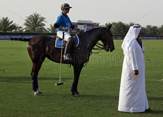 Dubai  Vereinigte Arabische Emirate  Polospielerin und Mann in Landestracht