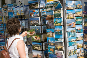 Heringsdorf  Deutschland  Verkauf von Postkarten an der Promenade Ahlbeck