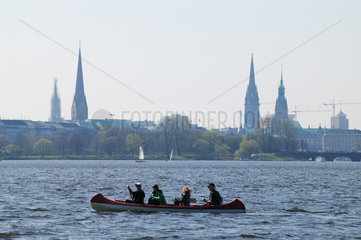 Hamburg  Deutschland  Paddler auf der Aussenalster.