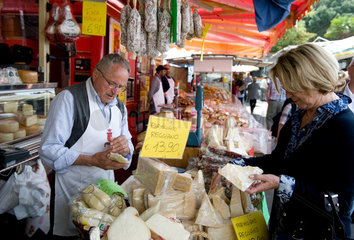 Luino  Italien  Kaesestand auf dem Markt in Luino