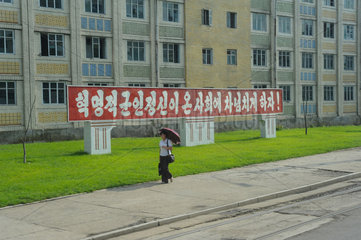 Pjoengjang  Nordkorea  Fussgaenger auf einem Gehweg