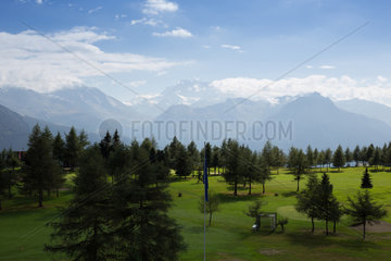 Riederalp  Schweiz  Blick ueber eine Golfanlage