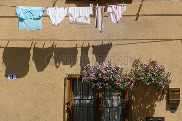 Orvieto  Italien  Waesche trocknet auf einer Leine ueber einem Fenster