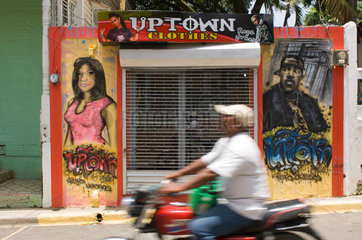 Puerto Plata  Dominikanische Republik  Bekleidungsladen mit farbiger Fassade
