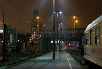 Poznan  Polen  leerer Bahnsteig auf dem Hauptbahnhof am Abend