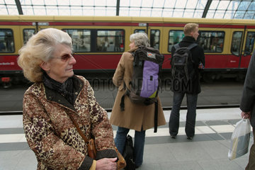 Berlin  Deutschland  eine Rentnerin wartet auf einen Fernzug