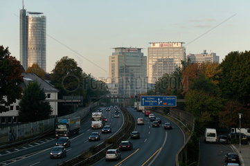 Essen  Deutschland  Autos fahren auf dem Ruhrschnellweg Autobahn A40