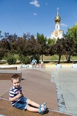Tiraspol  Republik Moldau  kleiner Junge auf einer Skaterbahn